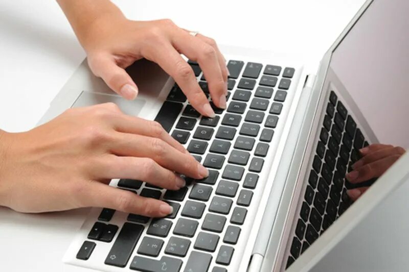 Методы набора текста. Руки печатают на клавиатуре. Печатает на клавиатуре. Печатание на компьютере. Человек печатает на клавиатуре.