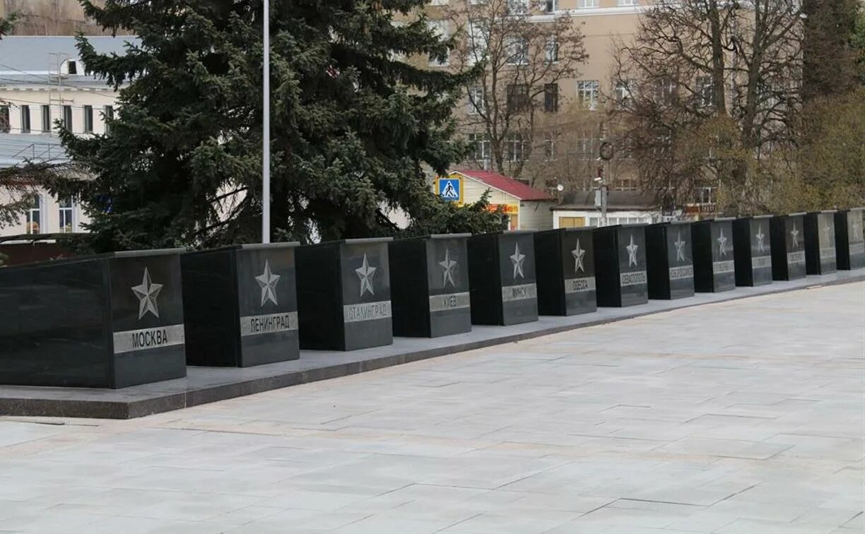 Тула 8 мая. Площадь победы тула. мемориал на площади победы в туле. три штыка тула. площадь победы тула фото.