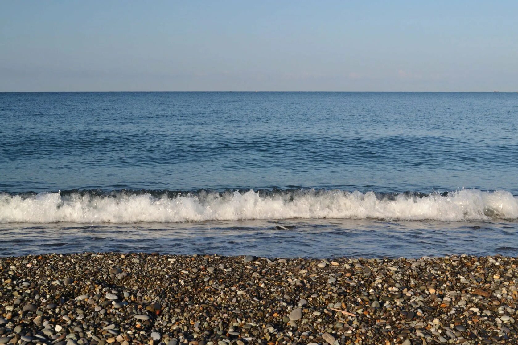 Сколько вода в море в сочи. Черное море Вардане. Черное море Лоо. Сочи Лоо горный воздух пляж. Черное море Лазаревское 2023.