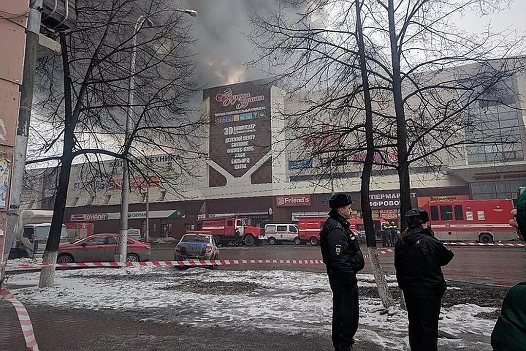 Когда сгорела зимняя вишня в каком году. Пожар в кемерово в тц зимняя вишня. тц зимняя вишня кемерово. зимняя вишня кемерово 2018. тц зимняя вишня до пожара.