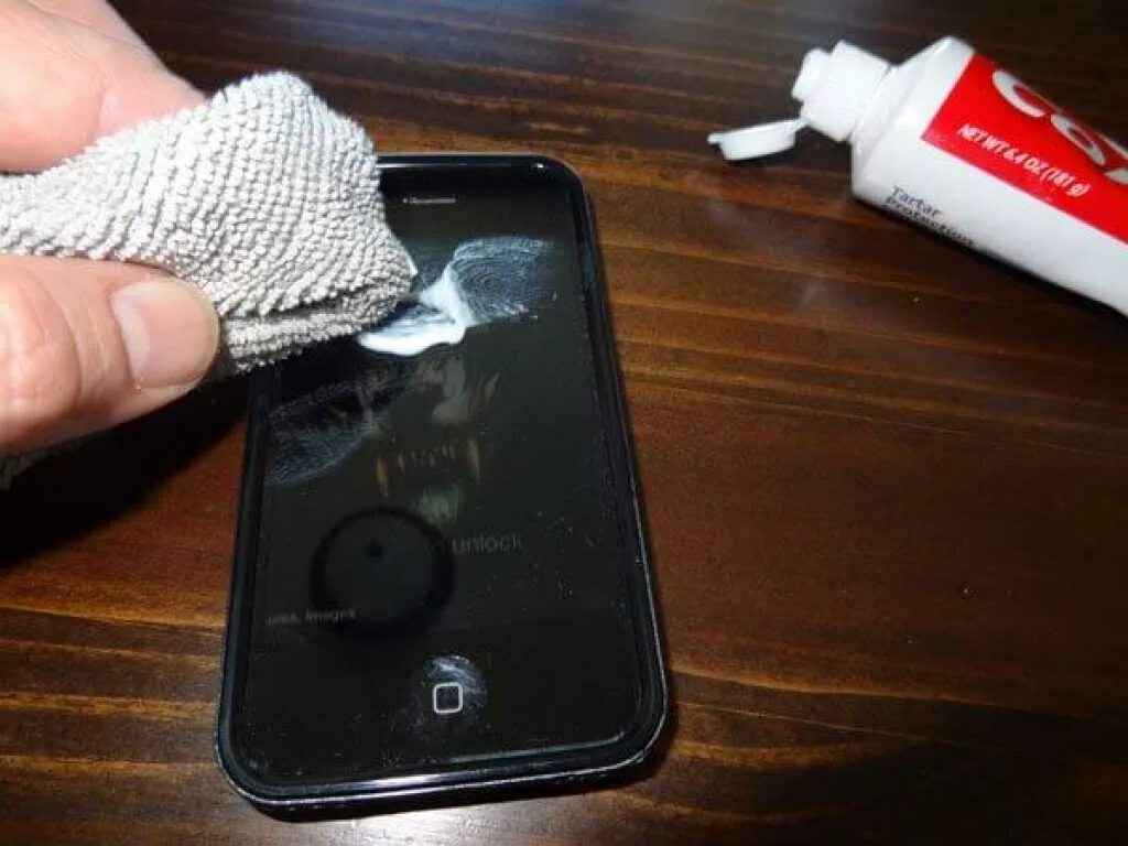 Убирание царапин зубной пастой. Полировка телефона от царапин. Царапина на телефоне. Шлифовка экрана телефона от царапин.