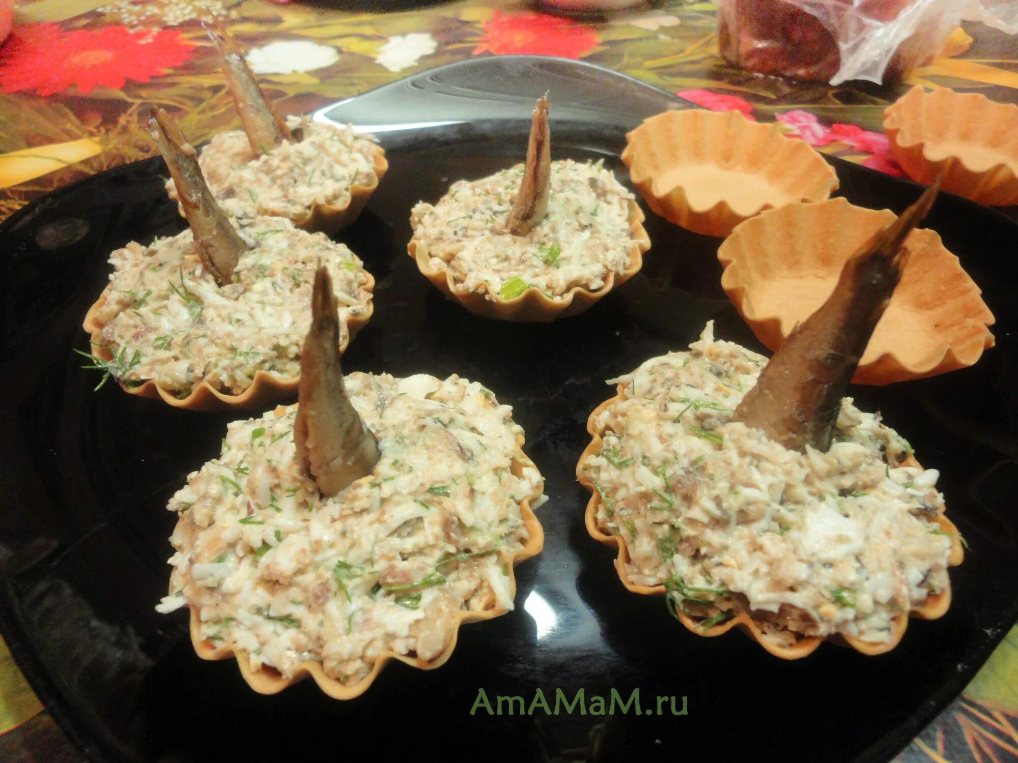 Тарталетки со шпротами. Тарталетки со шпротами и творожным сыром. Тарталетки с кальмарами. Шпроты в тарталетках. Тарталетки со шпротами и сыром.