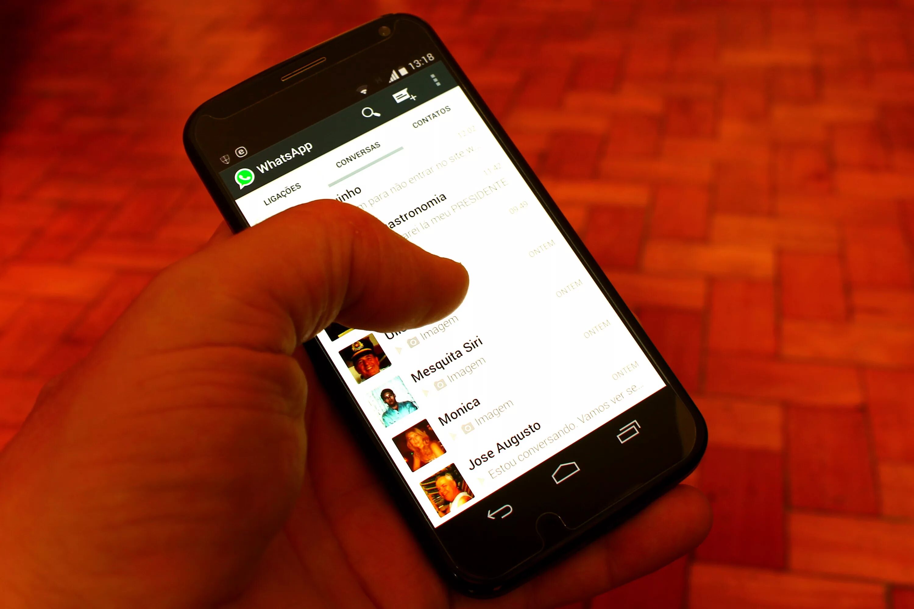 Передача изображения со смартфона. Смартфон в руках whatsapp. ватсап веб. передача фото через ватсап. сообщение картинка.