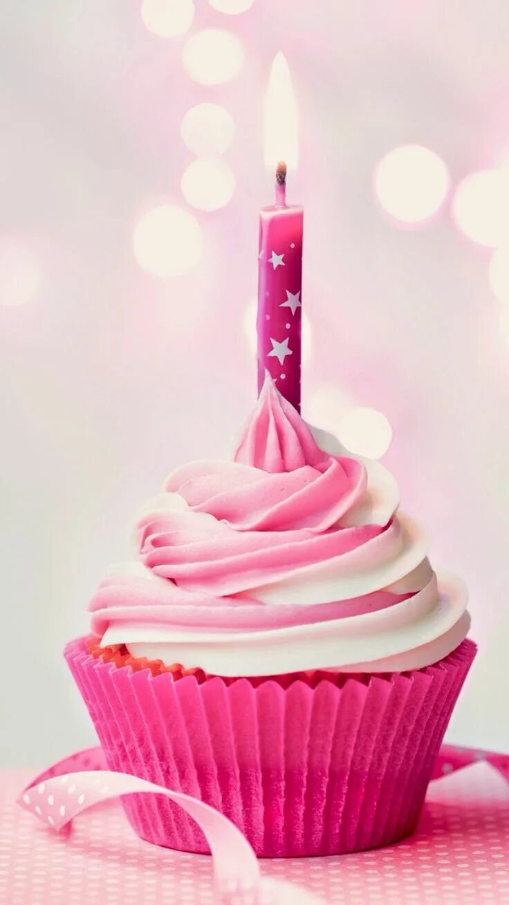 Кекс со свечой. Кексики на день рождения. Капкейк со свечкой. Торт со свечками. Капкейк со свечкой.