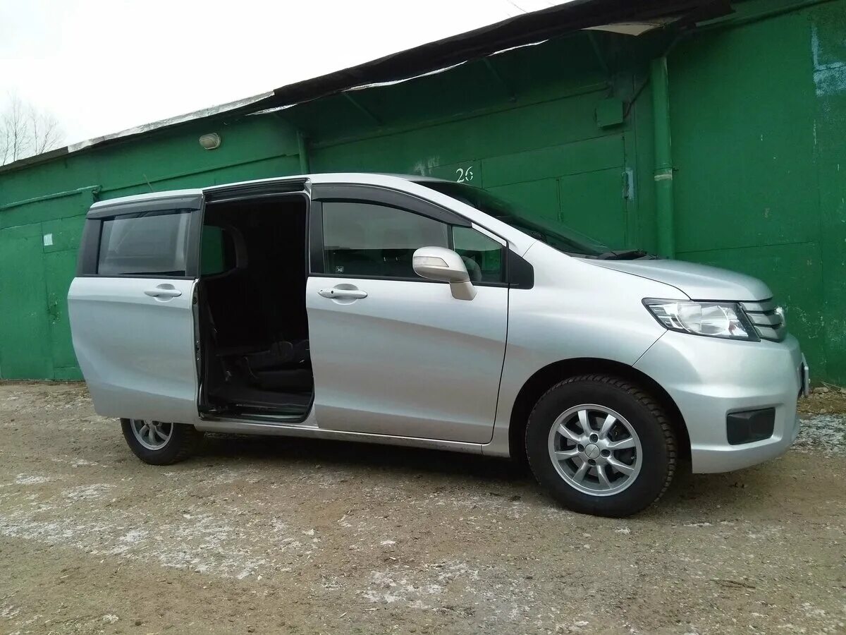 Honda freed Spike 2012. Хонда Фрид Спайк Спайк. Хонда Фрид Спайк серебристый. Honda freed Spike 2011. Хонда фрид спайк купить владивосток