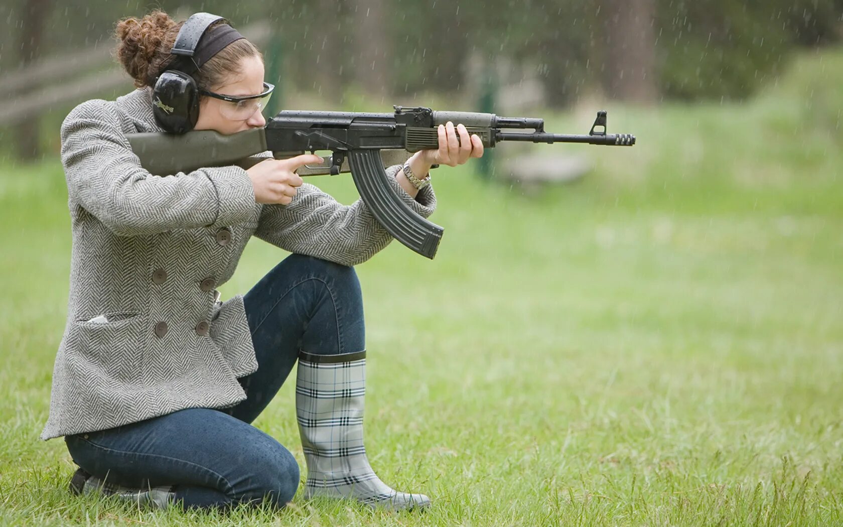 Take gun. Человек с ружьем. Человек с автоматом. Человек с винтовкой. Стрельба из автомата.