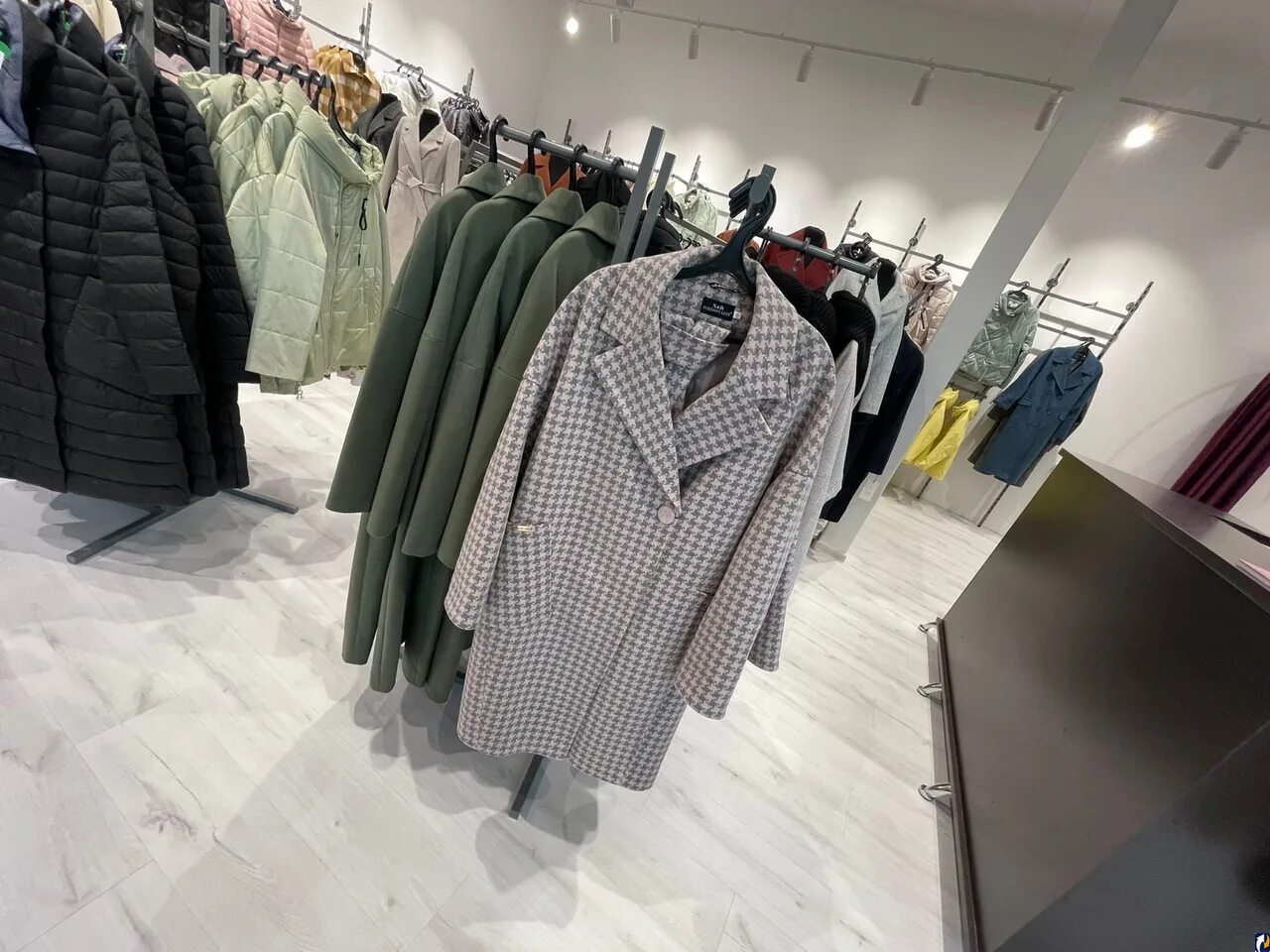 Примерочные в магазинах одежды питера. Какие магазины одежды откроется. Ostin магазин одежды примерочные. Какие магазины одежды откроется. Санкт-петербург магазин мега дыбенко брюки.