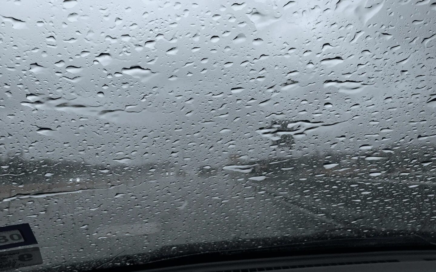 Хорошо в машине в дождь. Капли на стекле машины. Капли дождя на стекле. Капли дождя на стекле авто. Дождь на окне машины.