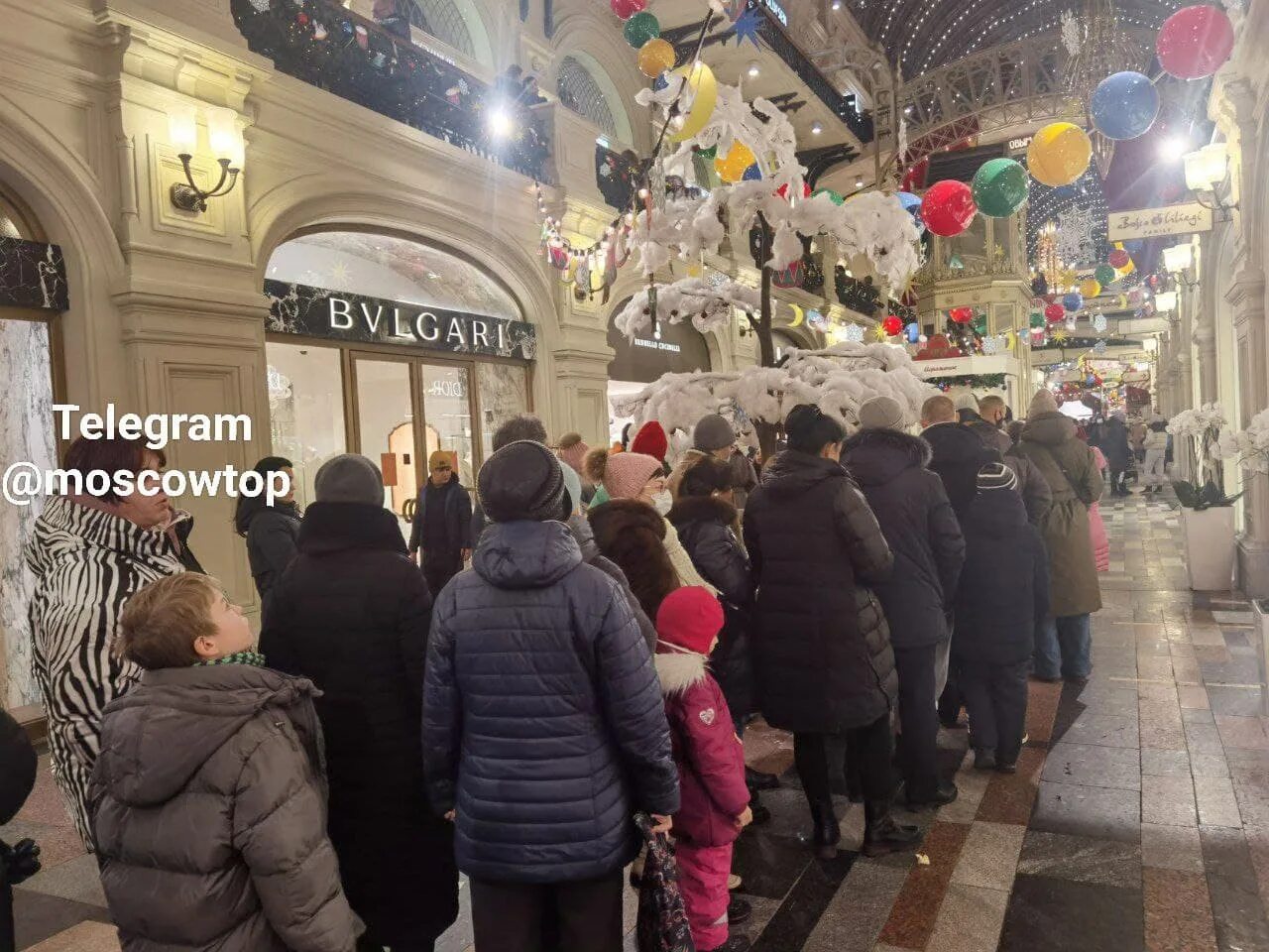 Постой москва. Очередь за мороженым в ГУМЕ. Очередь в ГУМЕ 2023. Очередь за мороженым зимой. Очередь за мороженым London.