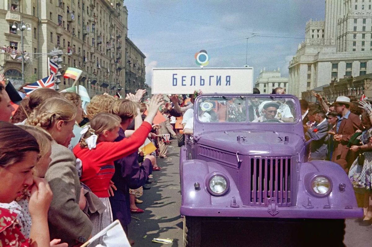 Год всемирного фестиваля молодежи в москве. Vi Всемирный фестиваль молодёжи и студентов в Москве 1957 г. Фестиваль молодёжи в Москве 1957. Фестиваль молодежи в СССР 1957. Фестиваль студентов в Москве 1957.