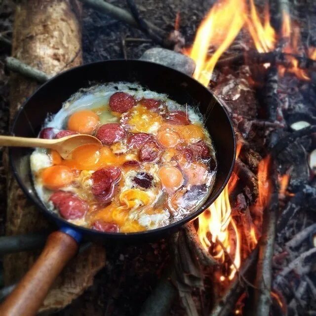 Жаркое в походе. Котелок с едой. Приготовление пищи на костре. Жаркое в походе. Завтрак на костре.