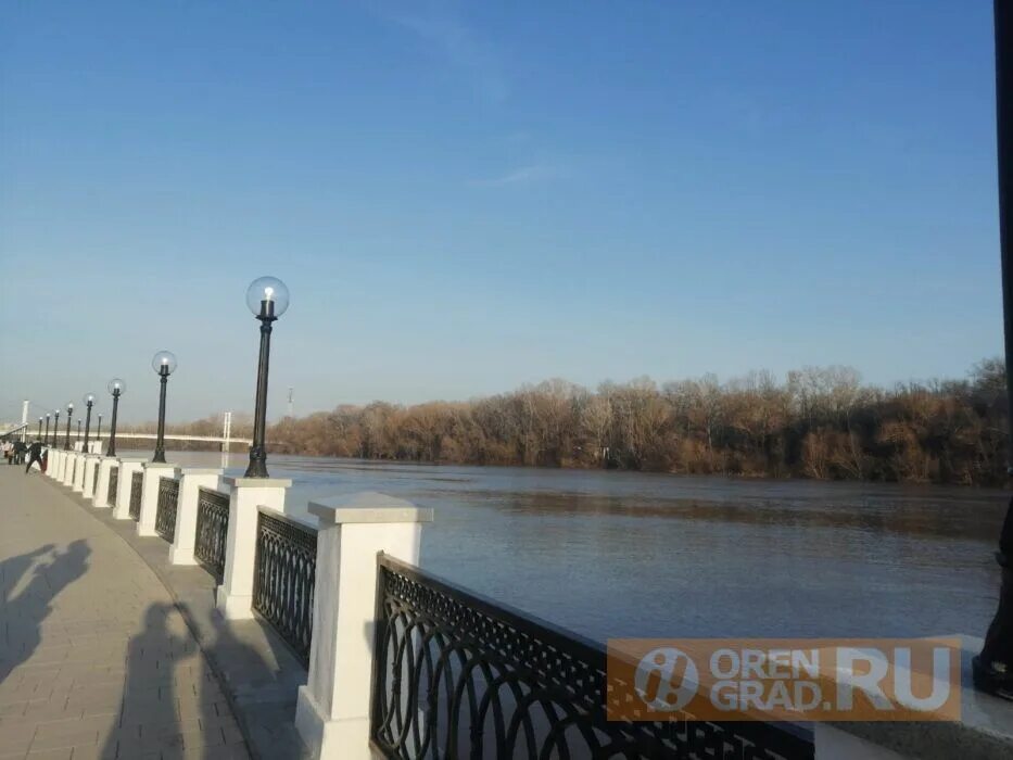 На сколько поднялся урал в оренбурге. Водохранилище возле Оренбурга. Река Урал в Оренбургской области. Названия рек вблизи Оренбурга. Оренбург аллея возле Урала.