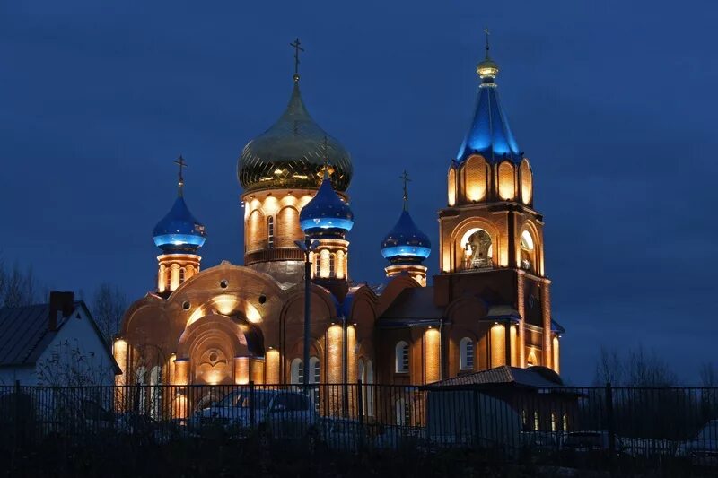 Храм вечером. Губахинский храмы. храм губаха. храм губаха всех скорбящих. храм покрова божией матери город заречный ночью.
