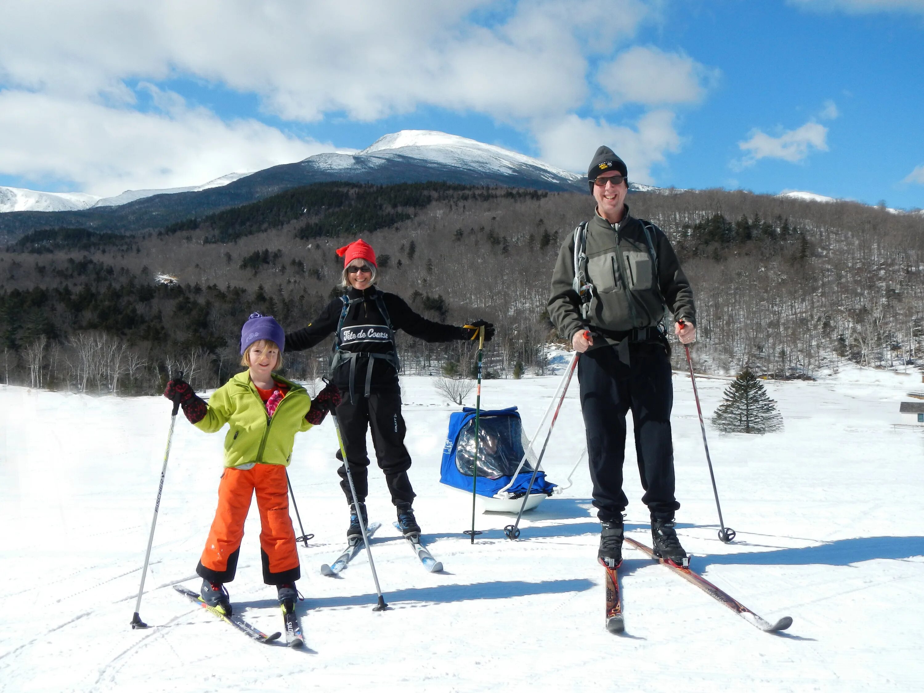 Прогулка на лыжах. На лыжах всей семьей. Семья на лыжной прогулке. Прогулка семьей на лыжах. Семья лыжников