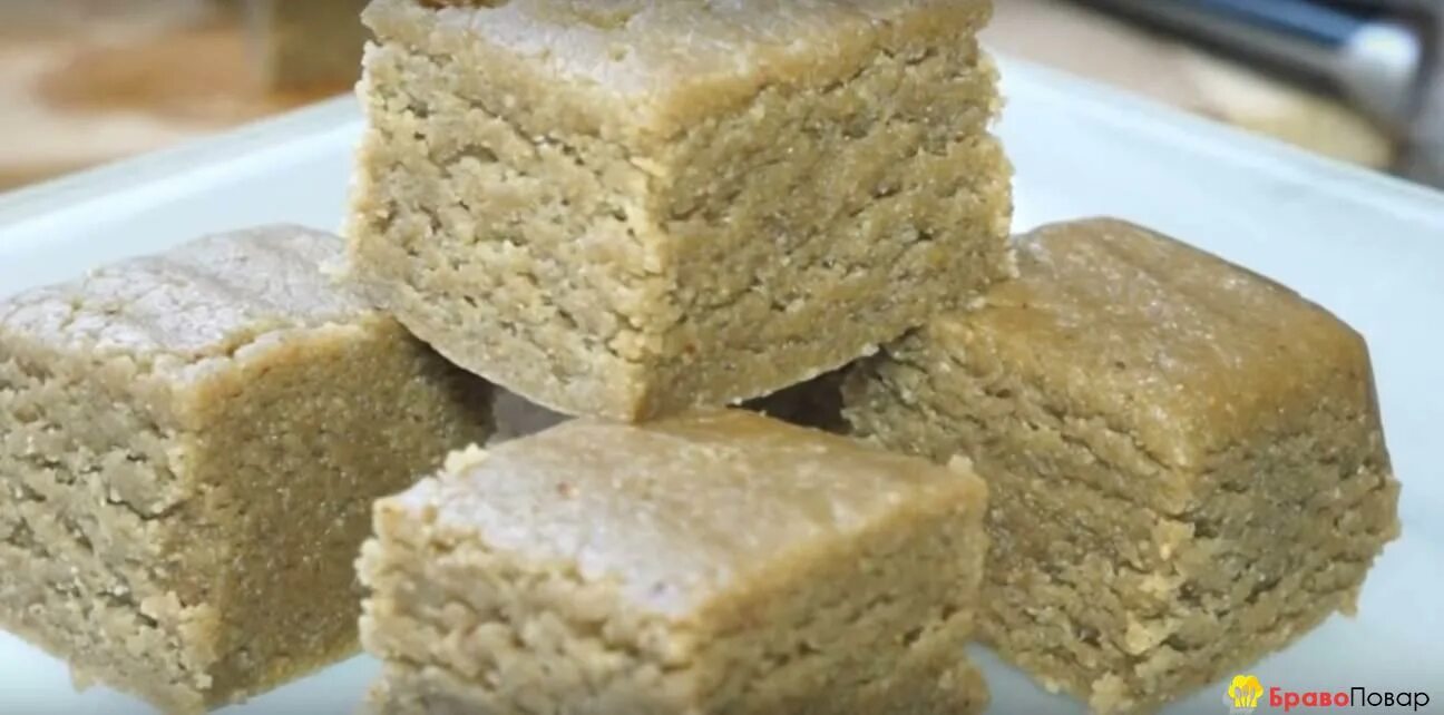 Сахарная халва. Кабардинская халва хьэлыуэ. Чеченская халва из кукурузной муки. Узбекистан халва узбекская молочная. Халва мука сахар.
