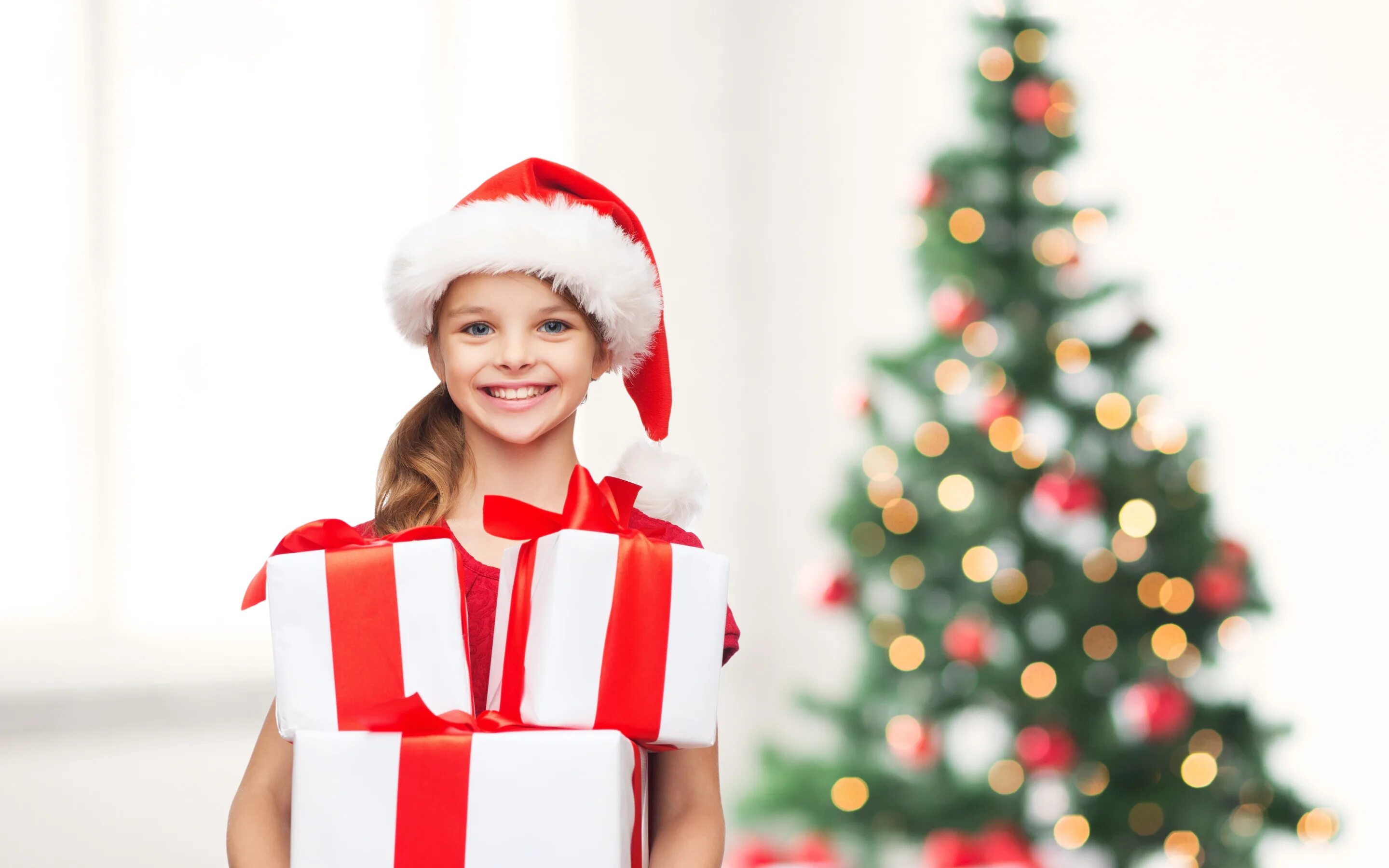 Новогодние подарки для детей. Новогодние подарки для детей. Девочка возле елки. Новогодняя елочка. Елки 7.
