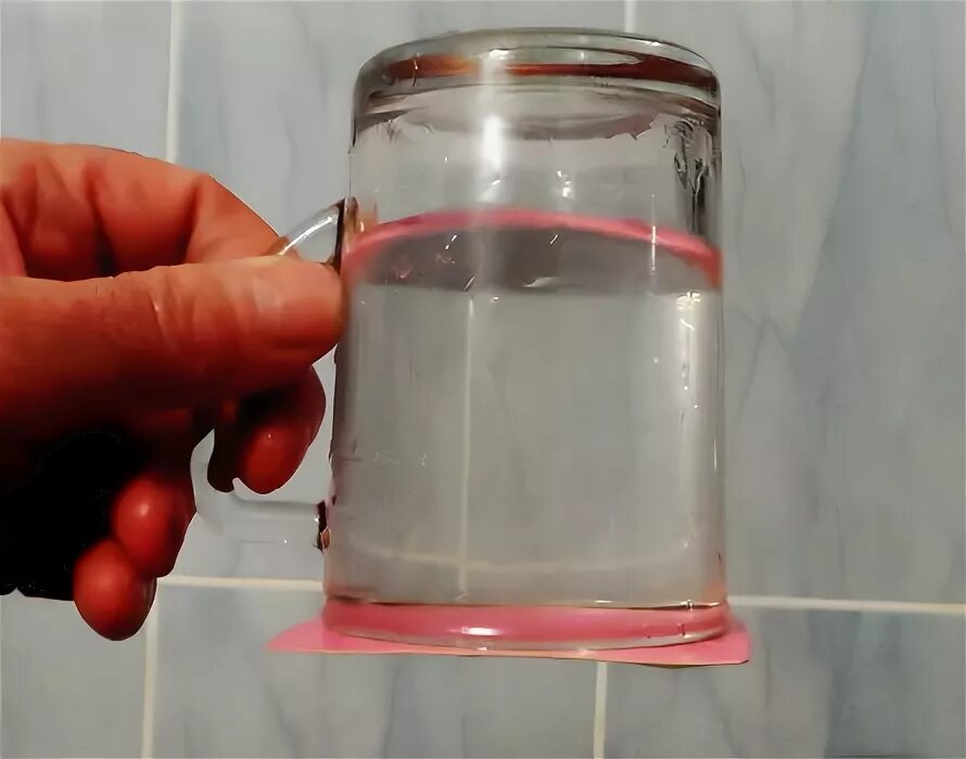Налейте в пластиковый стакан воды. Опыт с давлением воды. Эксперименты с банкой и водой. Опыт со стаканом и водой. Эксперимент с стаканом и водой.