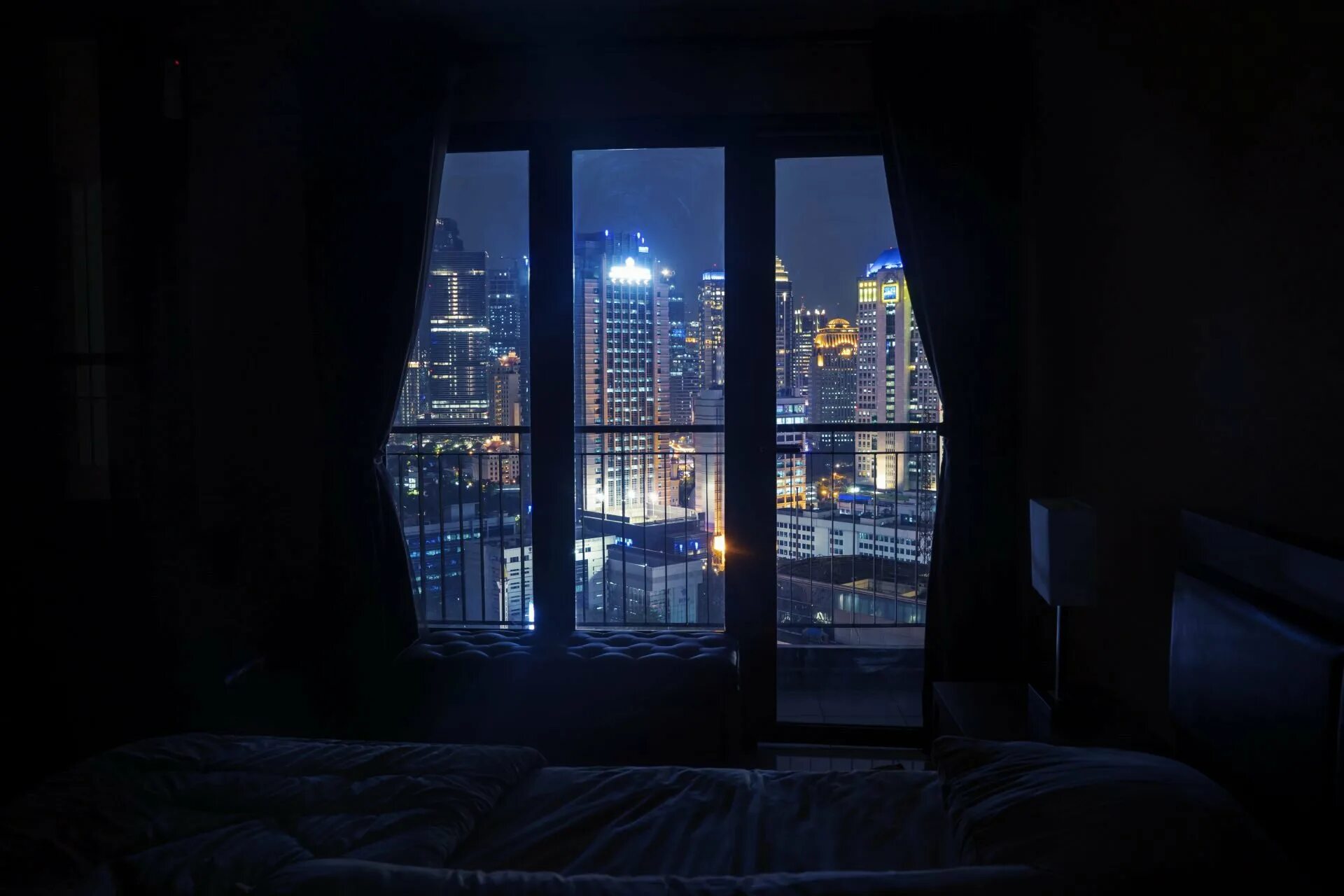 Зона темноты. Комната с окном ночью. Ночное окно в комнате. Ночная комната с кроватью у окна. Ночной вид из окна.