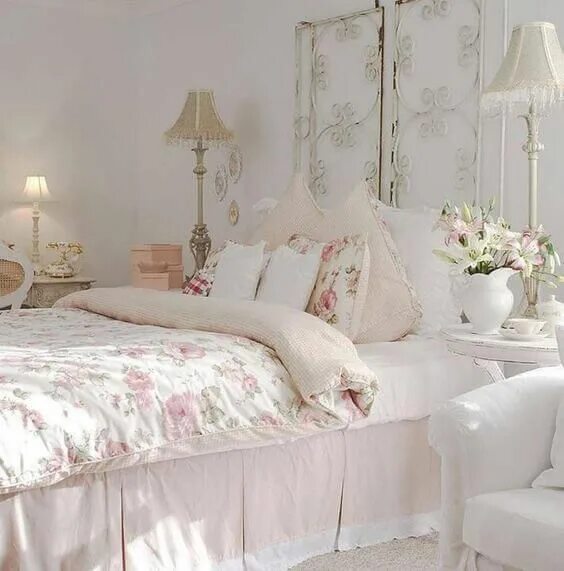 Интерьер спален шебби шик Imagem @landstilinspirasjon #quartodecorado #quarto #quartodecasal #cama #camasv