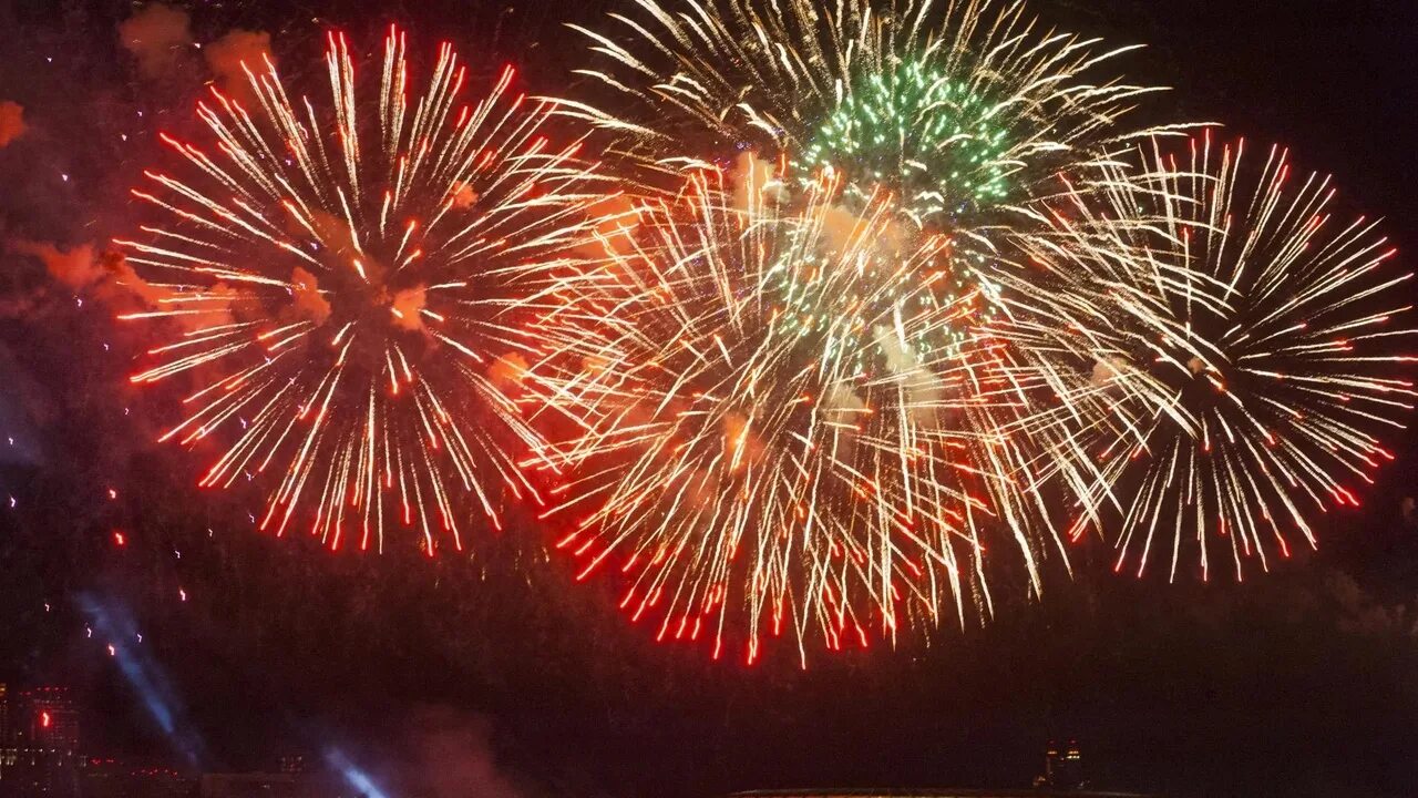 Анимированный салют. Салют 9 мая новокузнецк. Фейерверки 1=2. Салют "с днем рождения". Салют день победы красноярск.