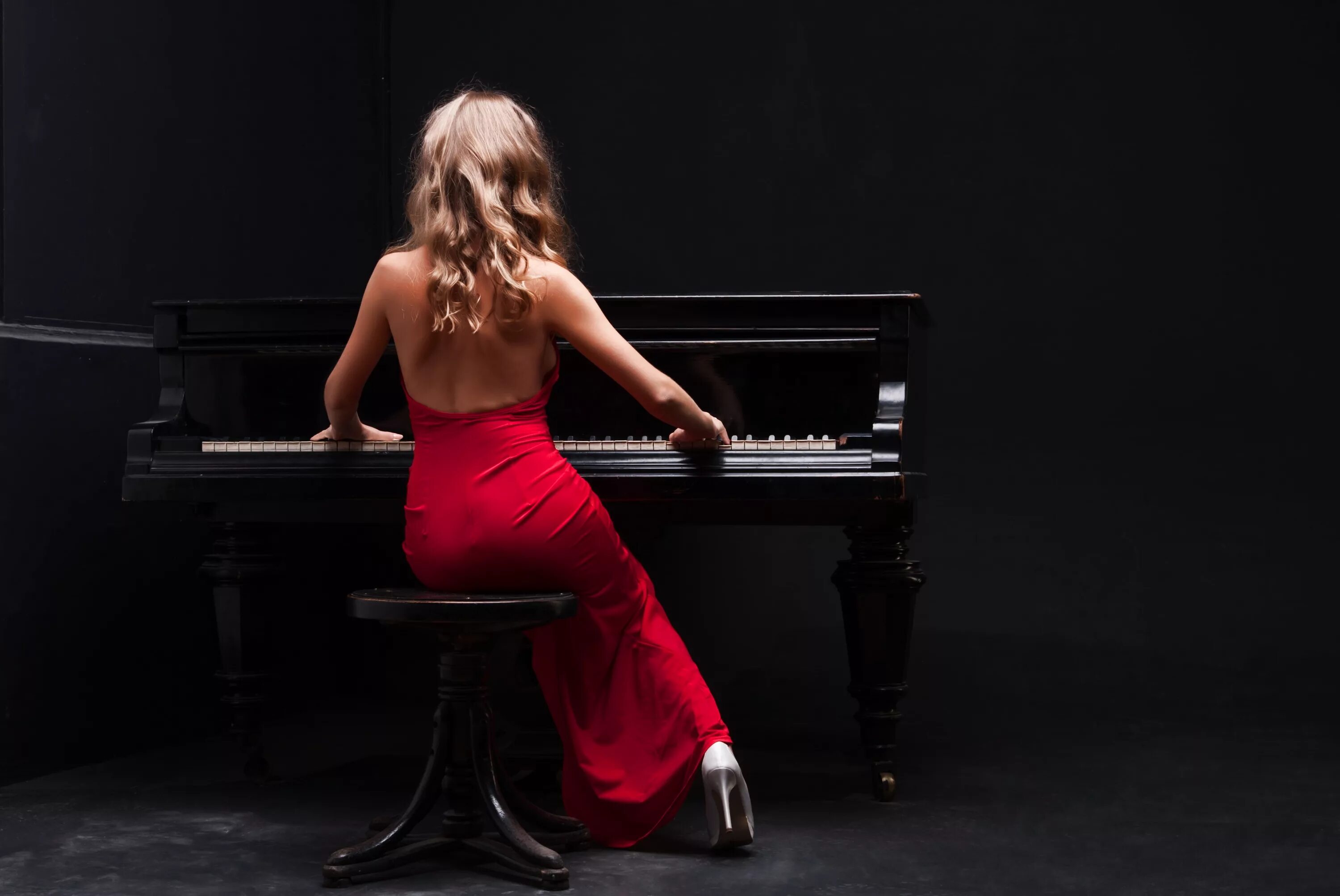 Девушка в белом платье играет на пианино. Маленькая светловолосая девочка. Платье для девочки. Маленькие принцессы. Девочки играют в платье.