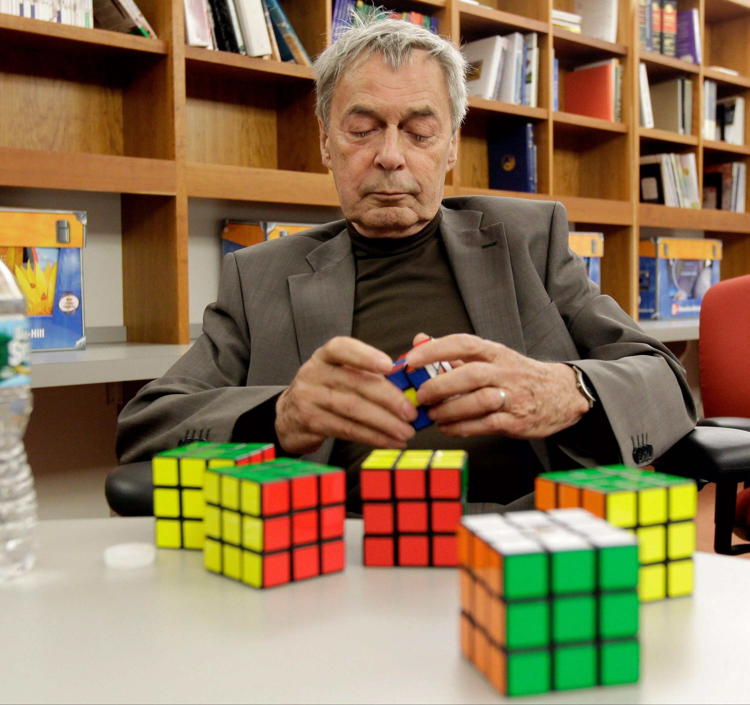 Рубиком фото. Эрнё рубик. Эрно рубик 1974. Кубик Эрно рубик. Венгерский профессор рубик.
