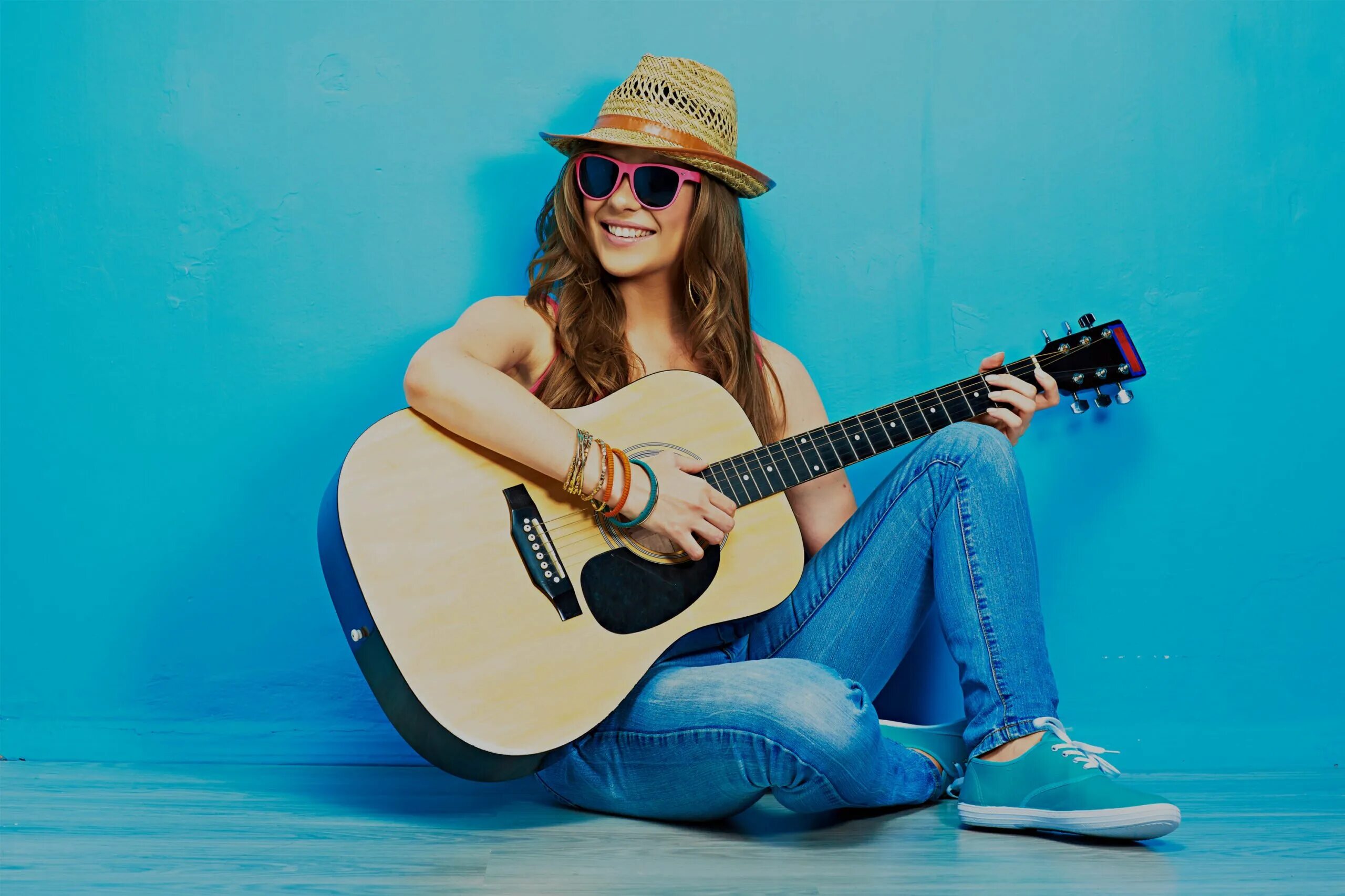 Портрет с гитарой. Девушка с гитарой на полу. Женские портреты с гитарой. Девушка с гитарой сидя на полу.
