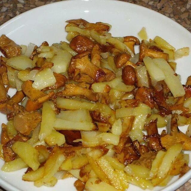 Картошка с грибами. Рецепт жареной картошки с лесными грибами. Картофель жареный с шампиньонами. Картофель с шампиньонами на сковороде. Картофель жареный с грибами.