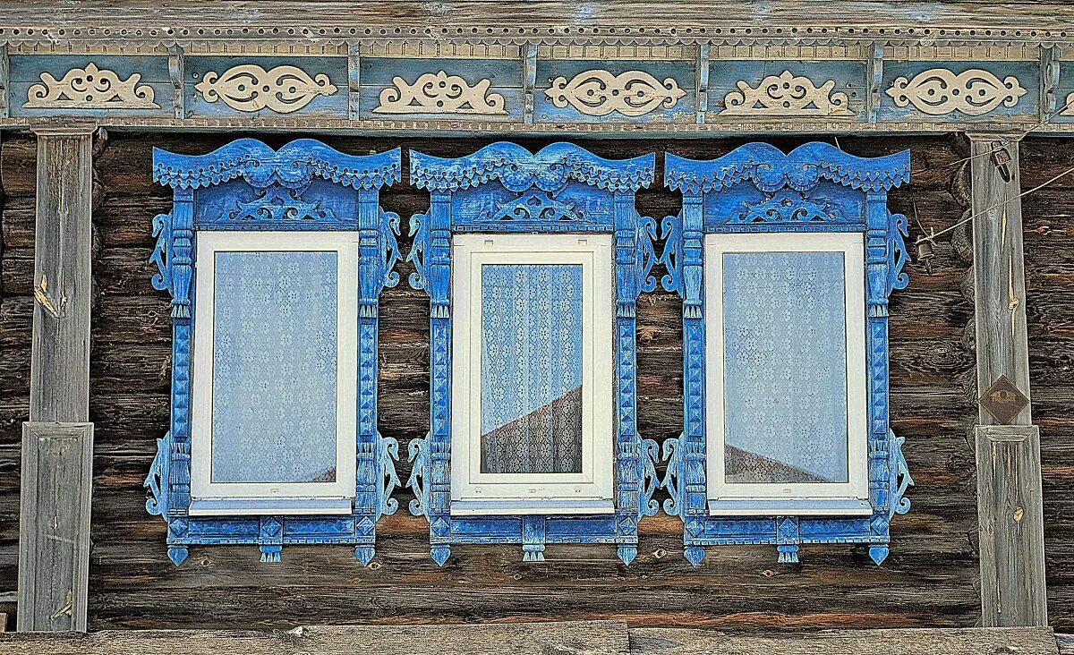 деревенские наличники. пластиковые окна в старый деревянный дом. пластиковые окна в деревенский дом. пластиковые окна в деревенский дом. окна пвх в деревенский дом.