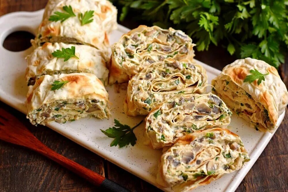 Закуска из лаваша с грибами. Рулет с грибами и сыром в лаваше. Рулет с грибами в лаваше. Рулет из лаваша с грами. Лаваш с шампиньонами.