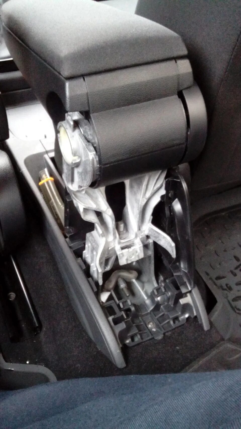 Установка оригинального подлокотника - Volkswagen Polo Sedan, 1,6 л, 2013 года а