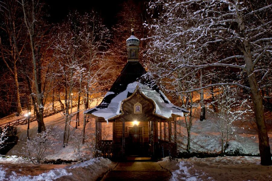 Деревянная церковь зимой. Торопец ночь церковь собор зима. Часовня зимой. Храм зима. Храм апостола андрея первозванного на вуоксе крещение.