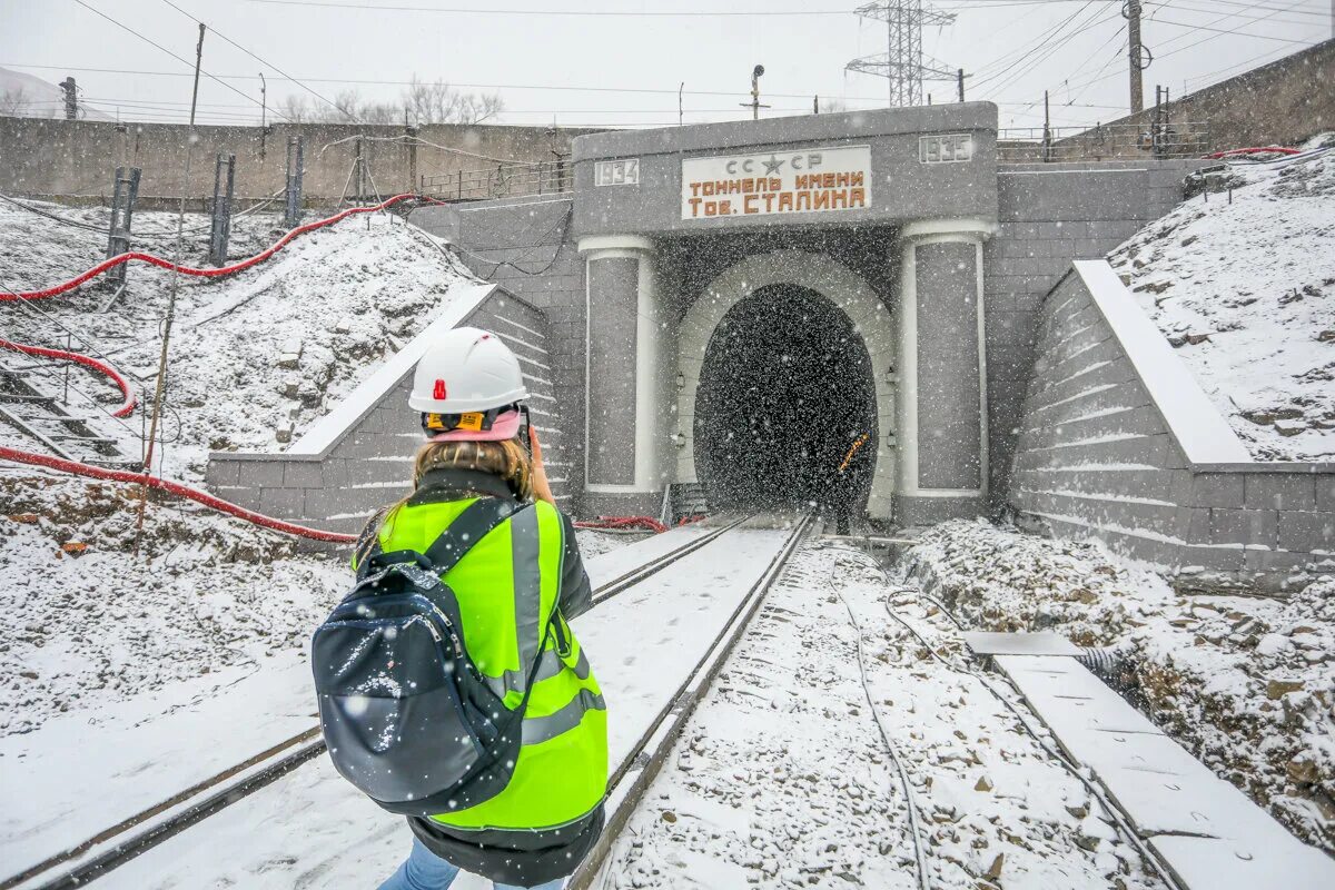 Перед входом в тоннель пассажирского поезда. Тоннель Сталина Владивосток. Железнодорожный тоннель под Амуром в Хабаровске. Железнодорожный тоннель во Владивостоке. Тоннель под Амуром в Хабаровске.