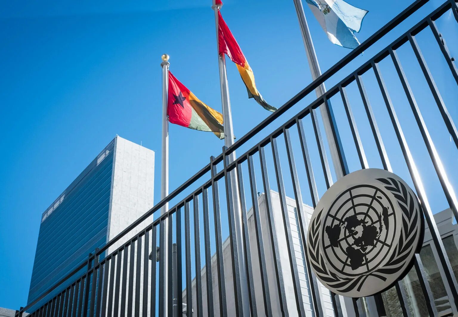 Организация Объединенных наций (ООН). Штаб-квартира ООН В Нью-Йорке. Совбез ООН флаг. Генеральная Ассамблея ООН флаг. Оон показала