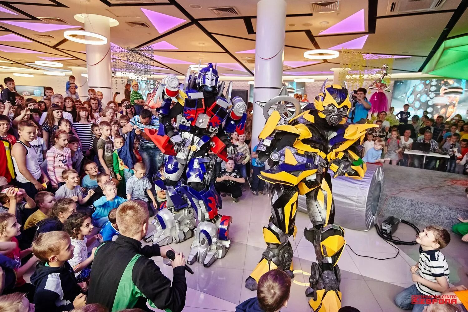 Робот в супермаркете. Магазин роботов. Магазин тоботов. Робот помощник в магазине. Команды для детей робот.