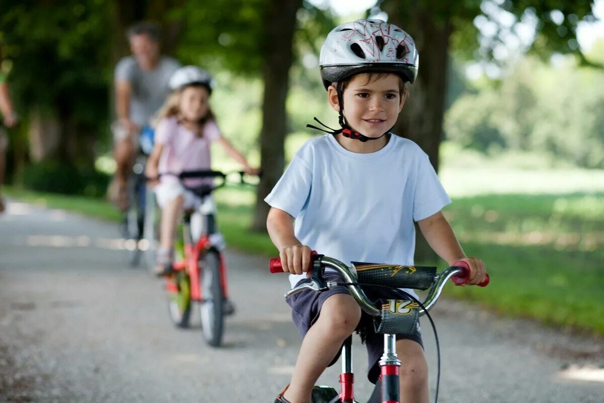 Где кататься ребенку на велосипеде. Дети с велосипедом. Велосипед детский. Дети катаются на велосипеде. Дети катаются на велосипе.
