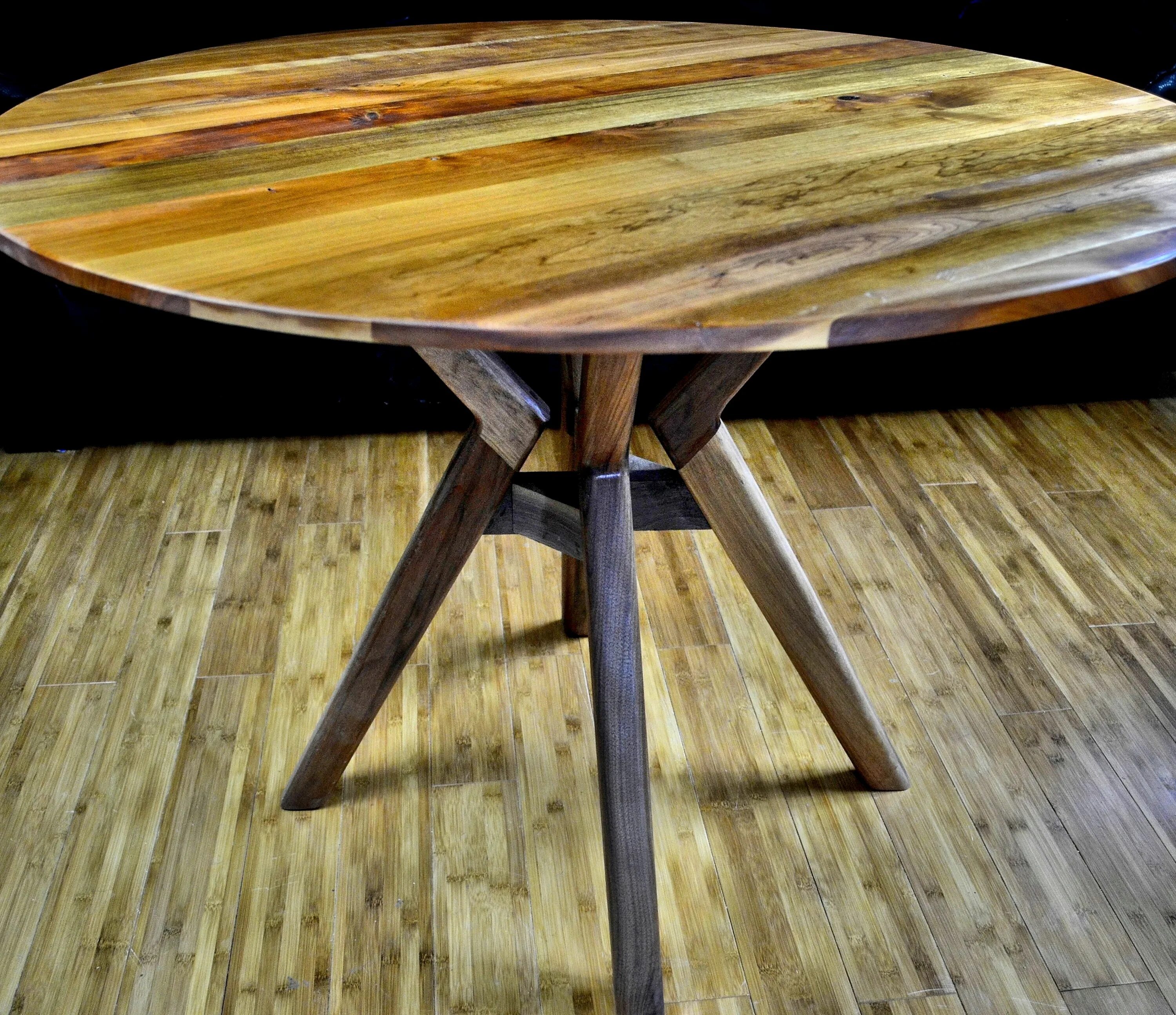 Circle table