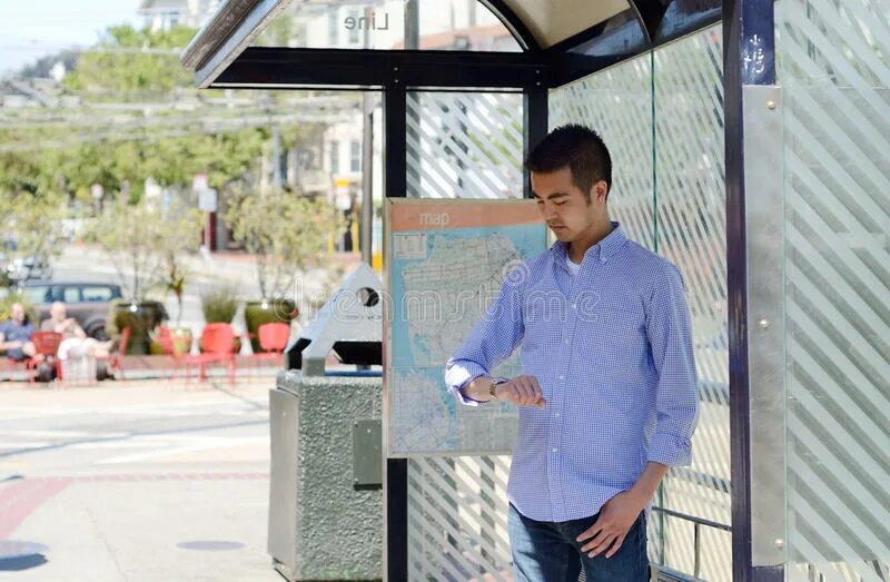 Мужчина на остановке ждет. Остановка. Остановка. Стоит мужчина на остановке. Мужская фотосессия на остановке.