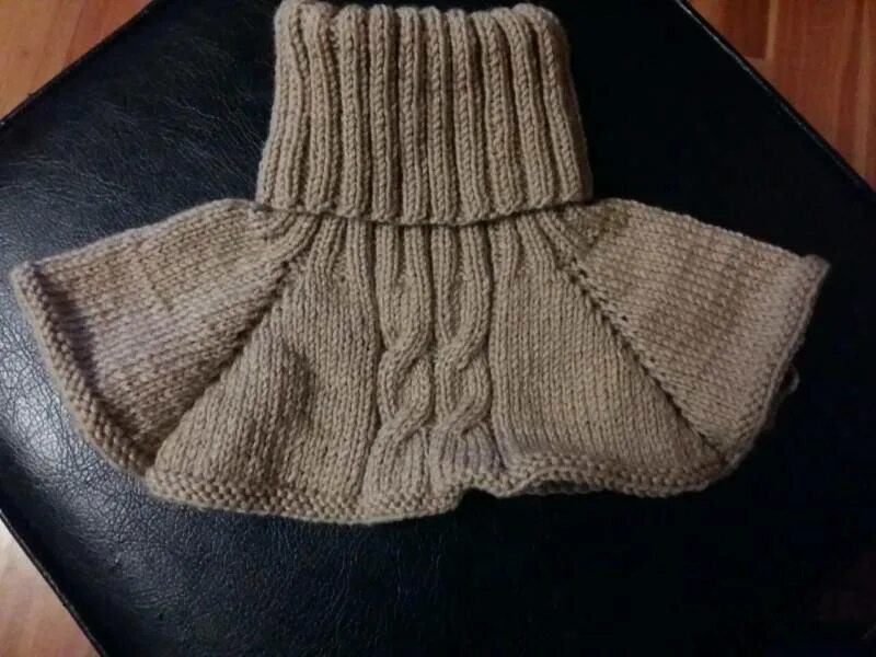 Вязаная манишка спицами для женщин. Как связать манишку простым способом. Манишка женская спицами с описанием для начинающих простая. Как связать манишку простым способом. Вязание манишки спицами для женщин с описанием.