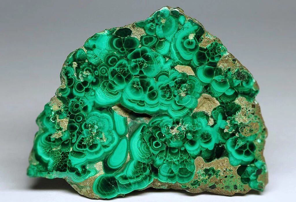 малахит / минерал. пестрая яшма камень. уральские самоцветы яшма. малахит яшма. медный изумруд диоптаз.