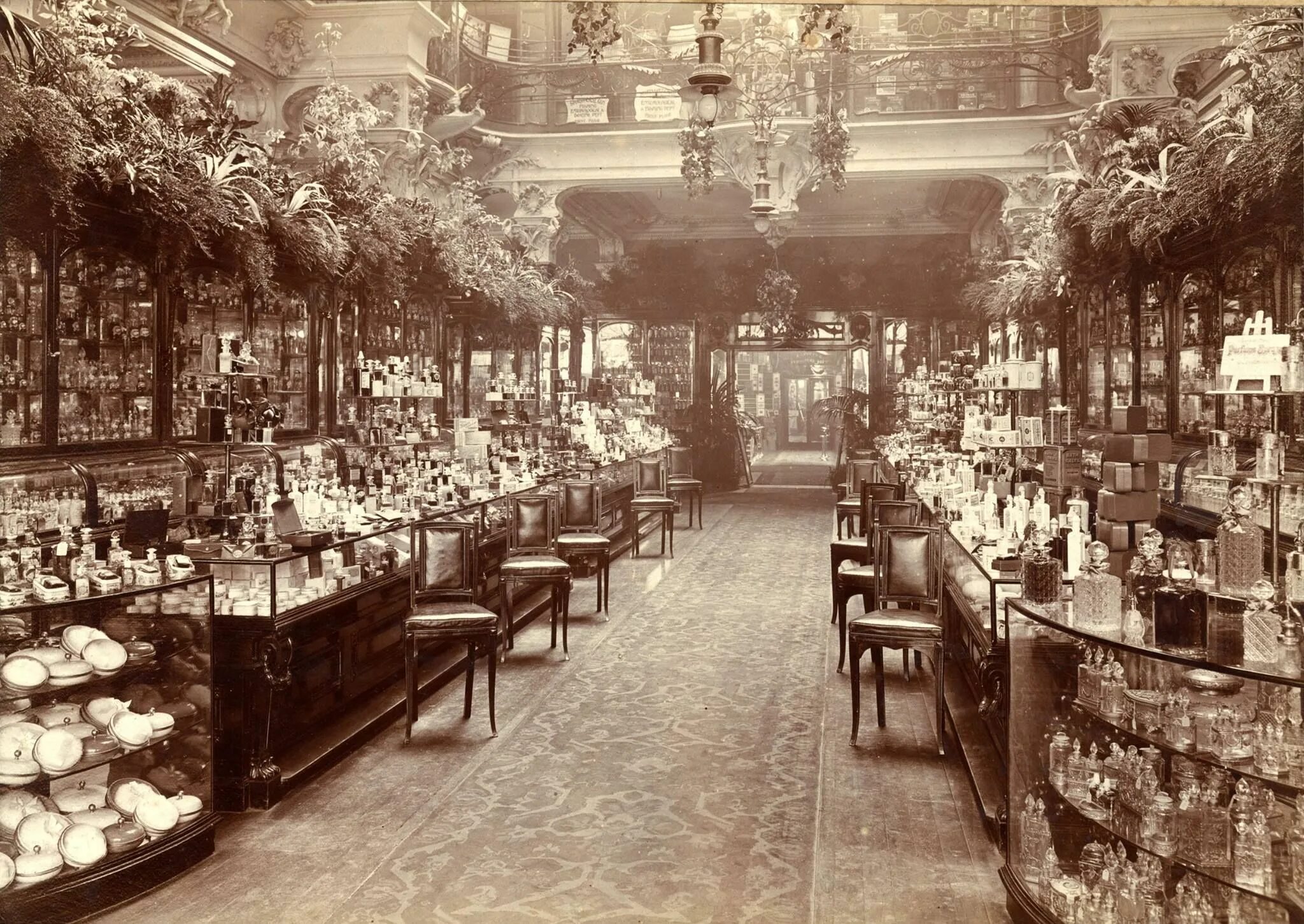 Первые магазины. Парфюмерный отдел лондонского универмага Harrods, 1910.. Магазины 19 века Лондон. Универмаг 19 века Лондон. Магазинчики Лондона 19 век.