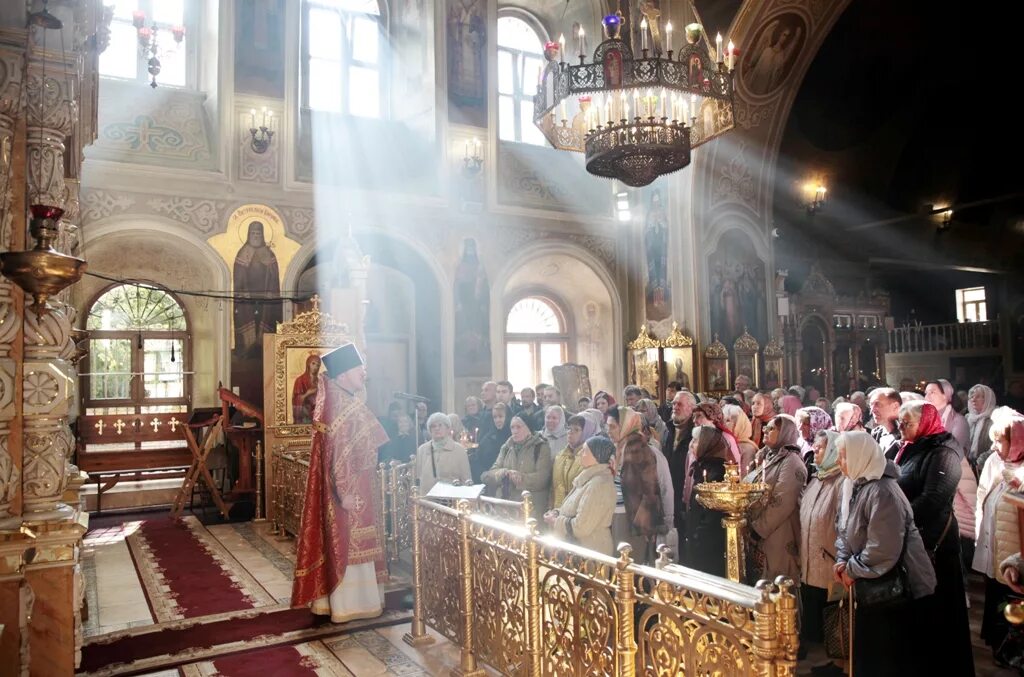 Всех святых на соколе. Храм всех святых всехсвятская церковь. Богослужения храм сокол. Храм всех святых на соколе духовенство. Покровское-стрешнево храм покрова священство.