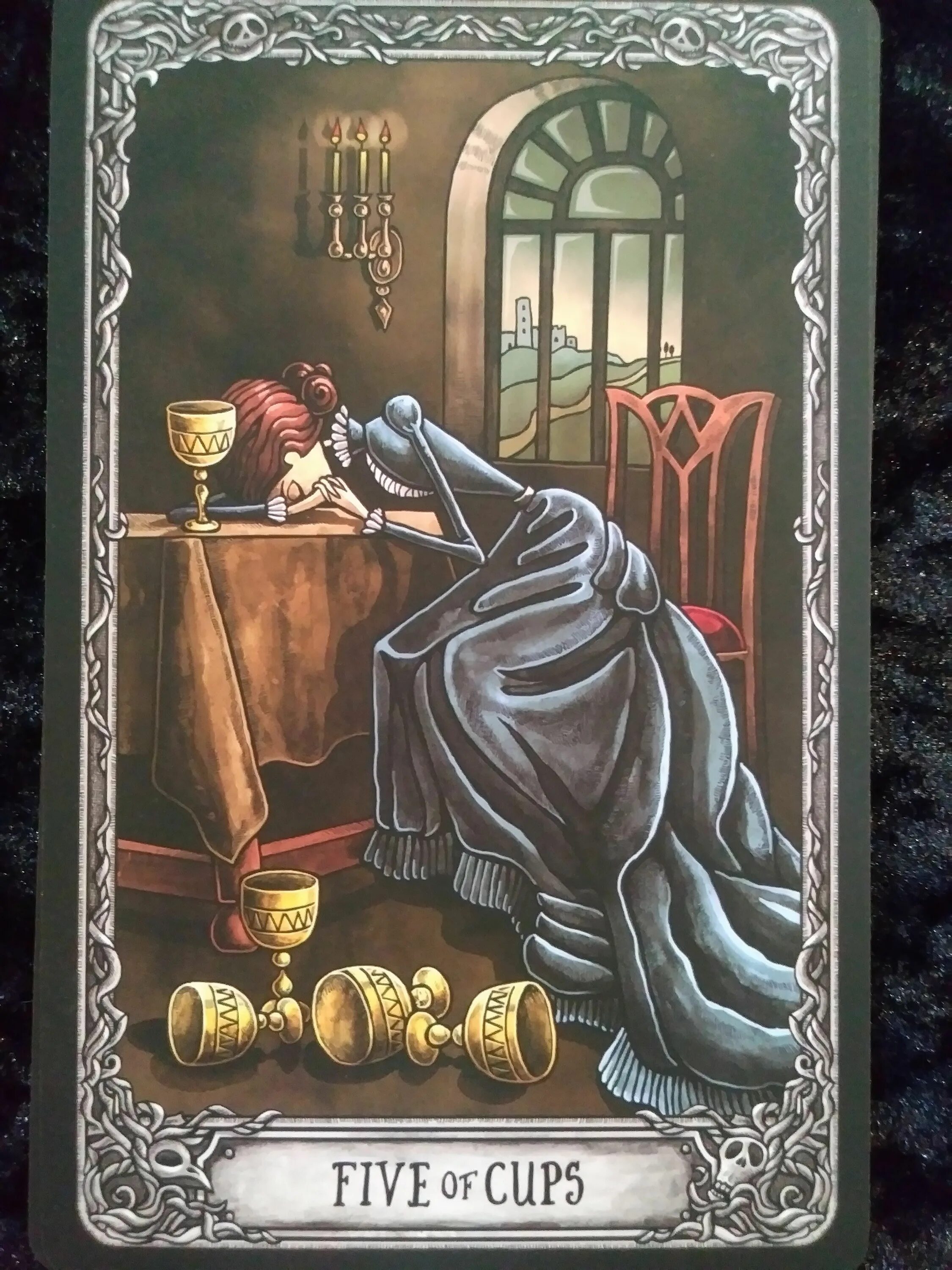 Five of cups. Пятерка чаш таро уэйта. Таро dark mansion галерея. 5 кубков таро райдера уэйта. Пятерка кубков таро значение.