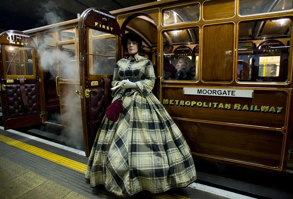 Стиль метрополитен. Лондонская подземка 19 век. Вагон лондонского метро.19 век. Лондон метрополитен 19 век. Поезд 19 века.