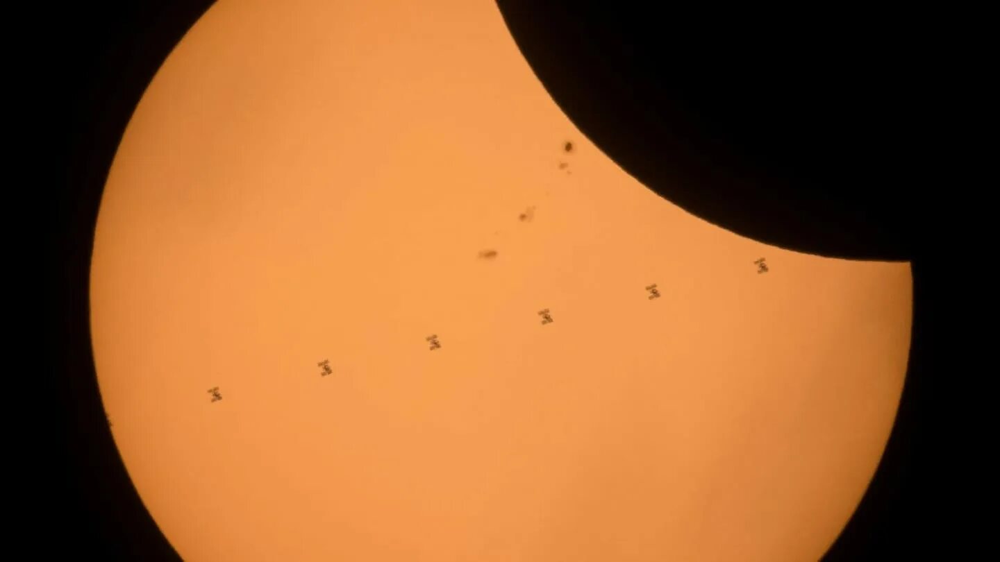 МКС на фоне солнца. Фотография МКС на фоне солнца. МКС на фоне Солнечном. Солнечное затмение в Америке.