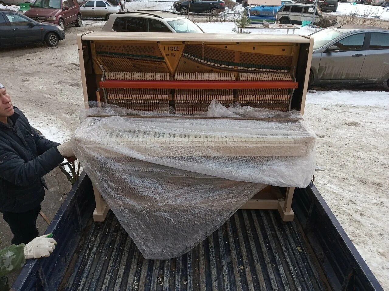 Площадка для переноски рояля. Крепкие грузчики пианино. Погрузка рояля через окно. Перевозка роялей Москва и Московская область.