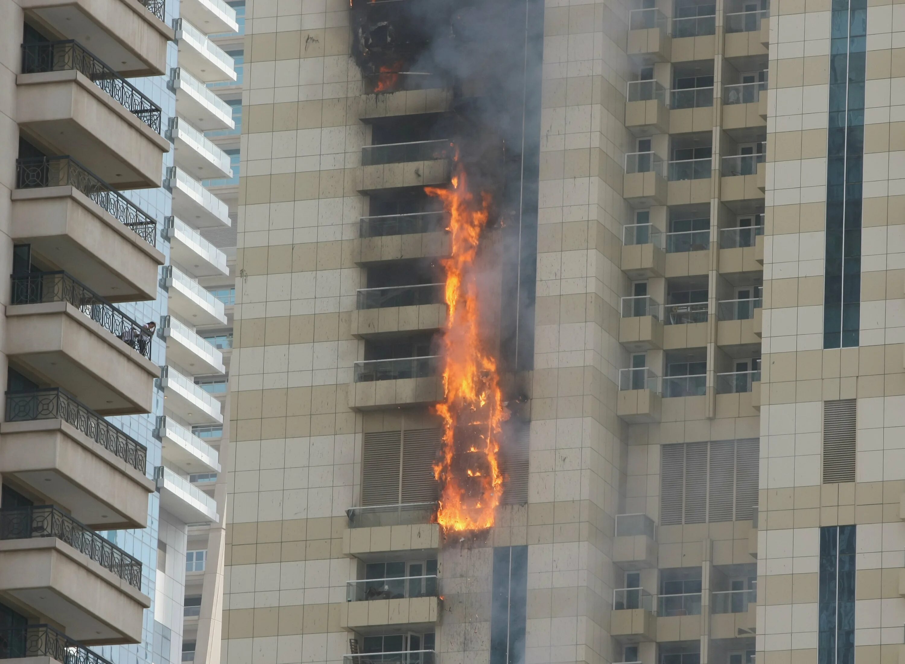 Горит небоскреб. Пожар в жилом доме. Пожар в здании. Дубай пожар в жилом доме. Пожар в Дубае небоскреб.