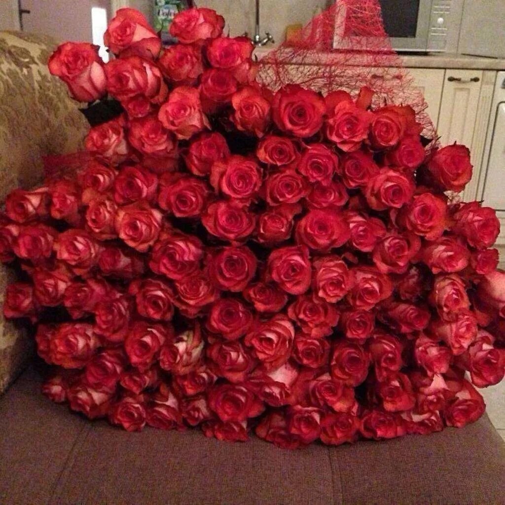 Как приятно получить цветы. Как приятно получить цветы. Как приятно получить цветы. Как приятно получить цветы. Даритежещинам цветы.