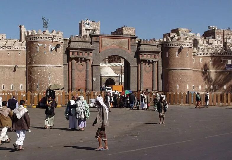 Население города сана. Ворота баб Аль-Яман, Сана. Баб Аль-Йаман, Йемен. Сана Йемен старый город. Баб Эль Йемен ворота.