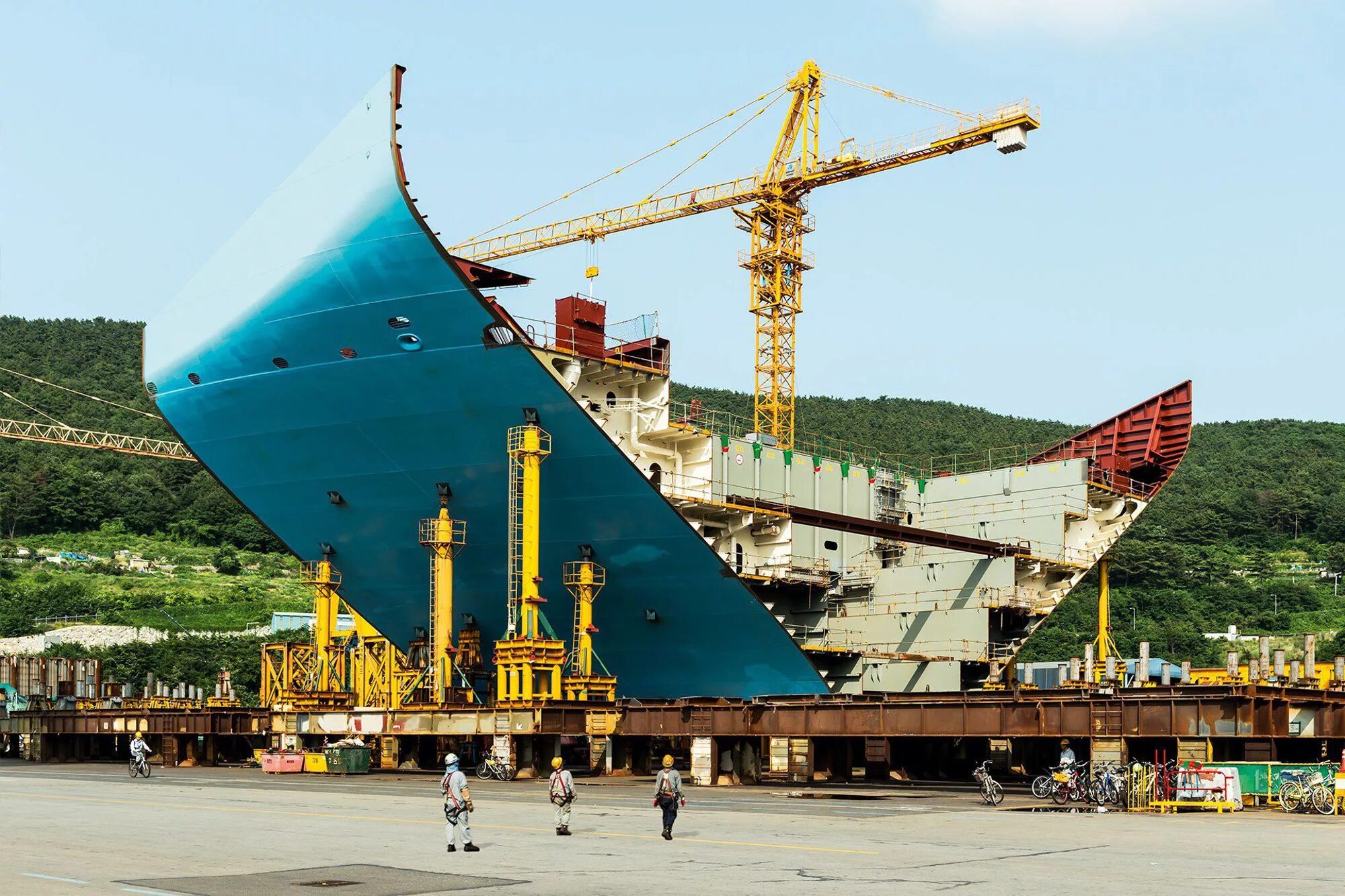 Постройка судна. Судостроительная верфь maersk. постройка корабля. стройка корабля. судостроение японии.
